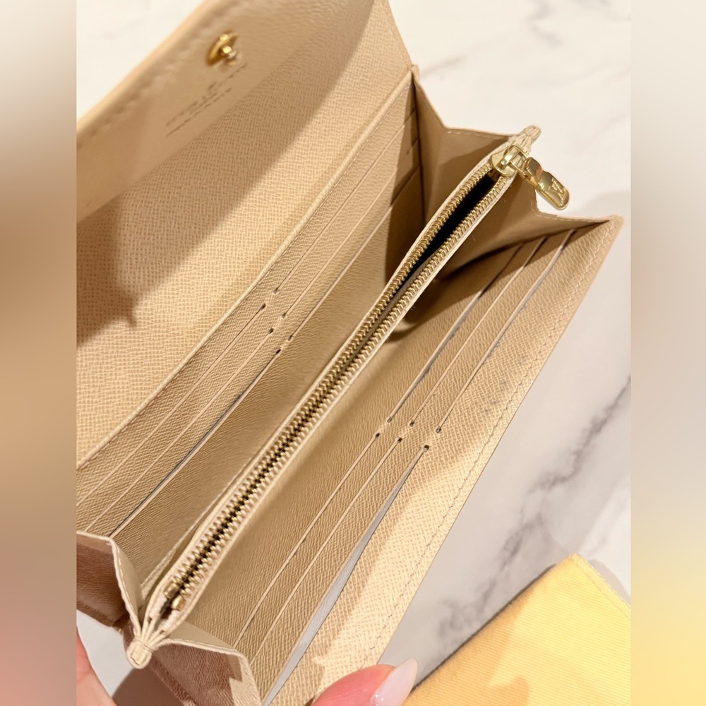 Louis Vuitton Damier Azur Sarah Wallet - Picture 12 of 16